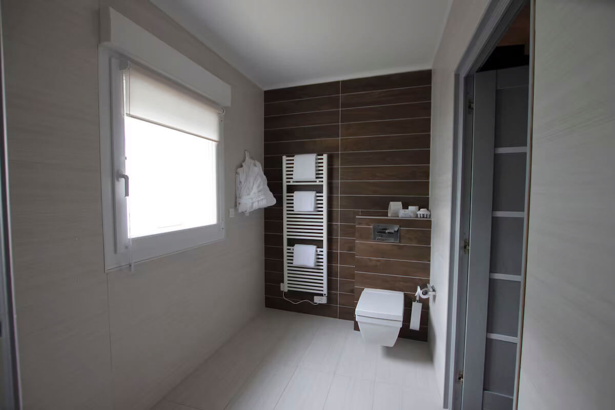 Salle de bain moderne avec douche à l'hôtel Le Cheval Blanc